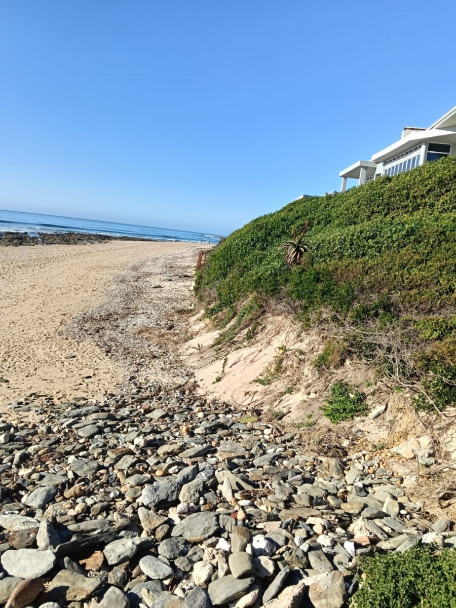 6 Bedroom Property for Sale in Wavecrest Eastern Cape